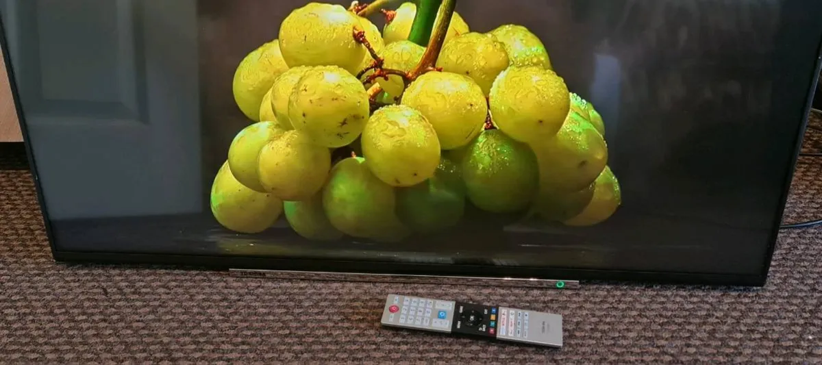 Toshiba 43" Smart tv HD - Image 2