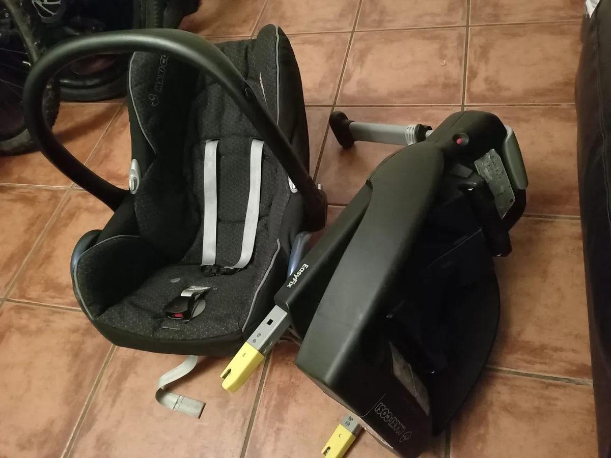 Maxi-Cosi Cabriofix Car Seat & EasyFix ISOFIX Base - Image 1
