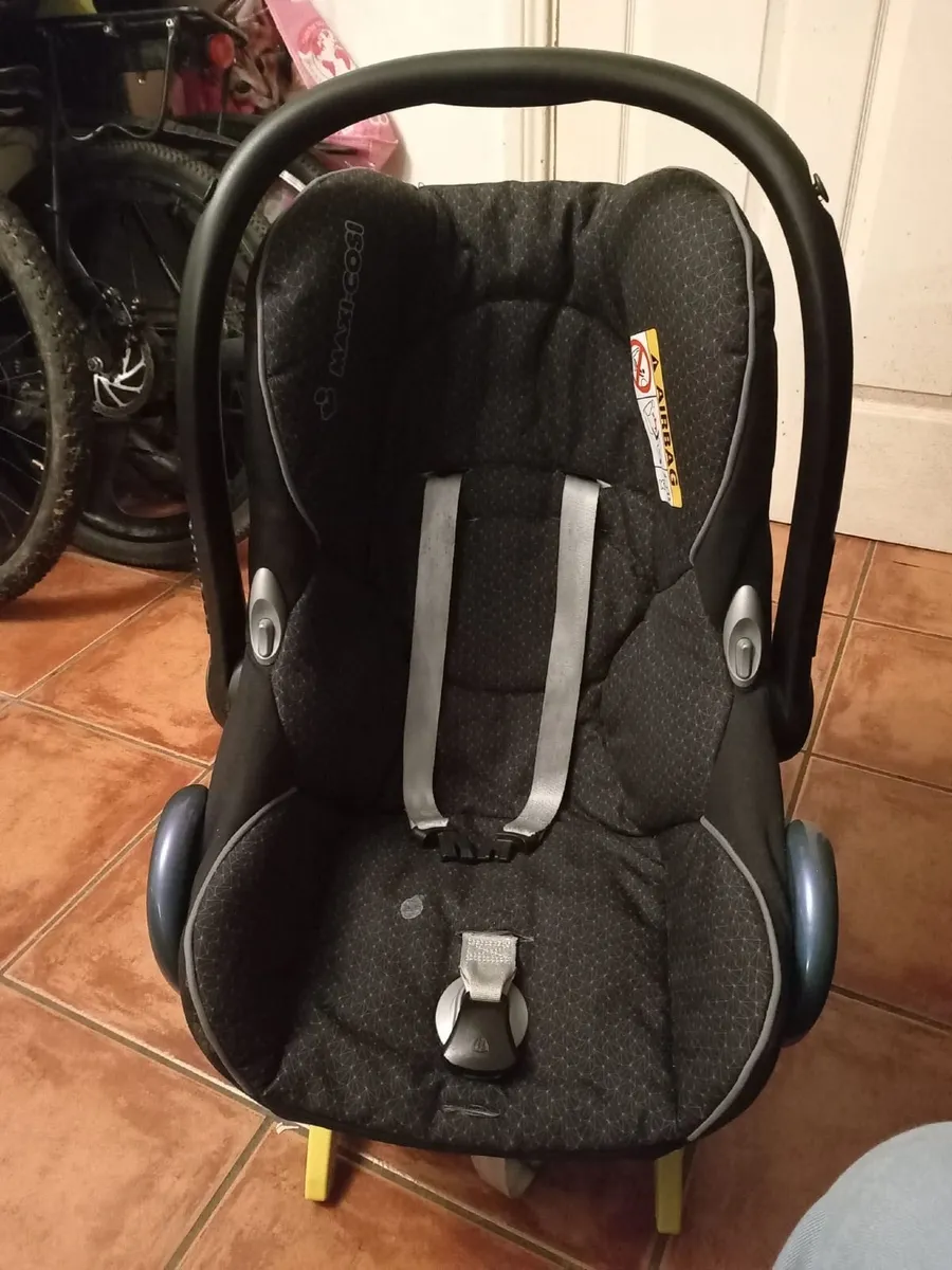 Maxi-Cosi Cabriofix Car Seat & EasyFix ISOFIX Base - Image 2