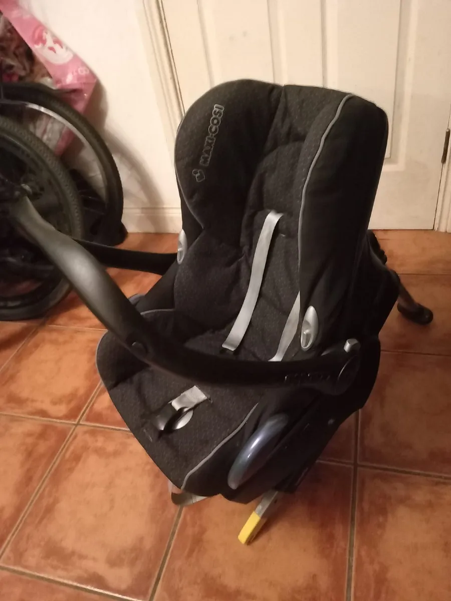 Maxi-Cosi Cabriofix Car Seat & EasyFix ISOFIX Base - Image 3