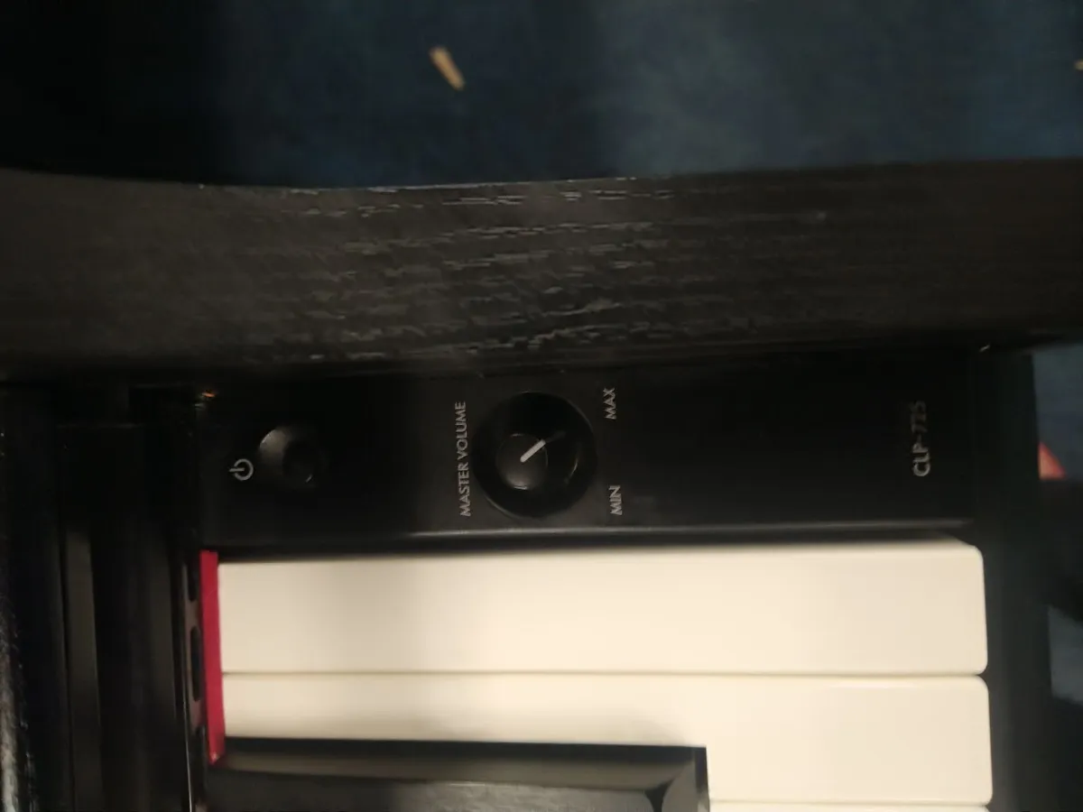 Clavinova Yamaha CLP-725 Display Model Clearing - Image 3