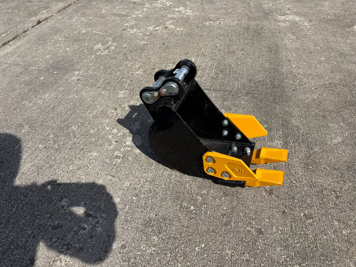 Digging Bucket 20cm... to suit 1 to 2 ton... - Image 1