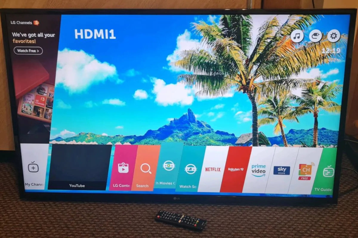 LG 49" Smart 4k 2017 - Image 2