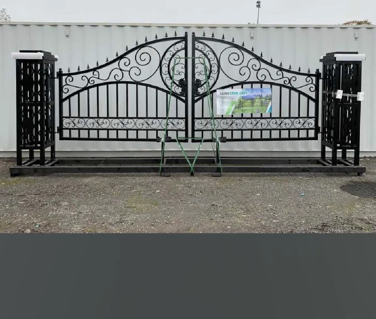 New Entrance gates with pillars