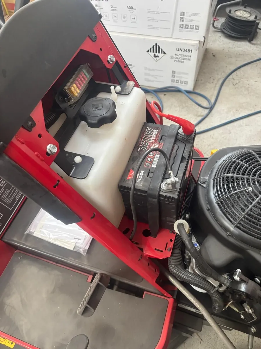 NEW Westwood V25-50HC 50'' Cut PGC Roller Mower - Image 4