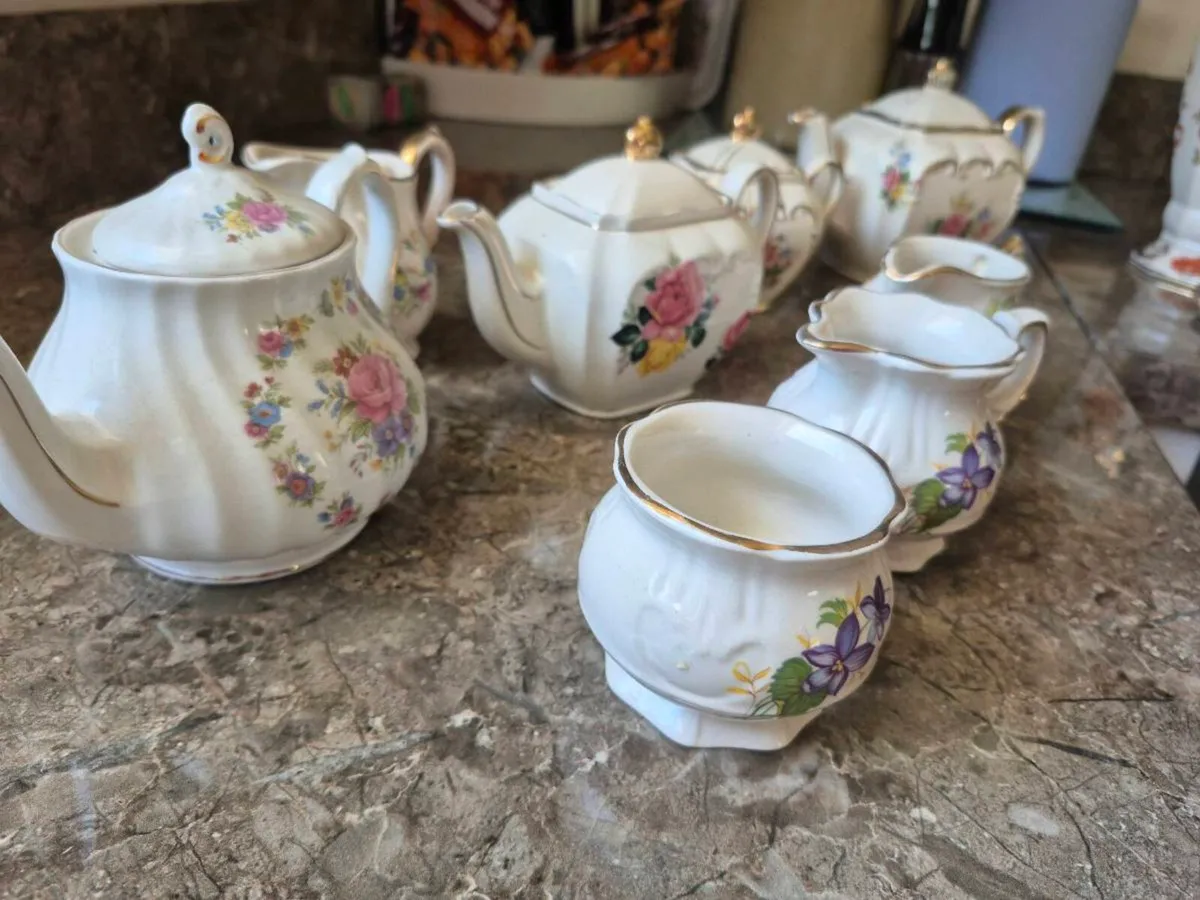 Sadder tea pots,sugar bowls and jugs - Image 1
