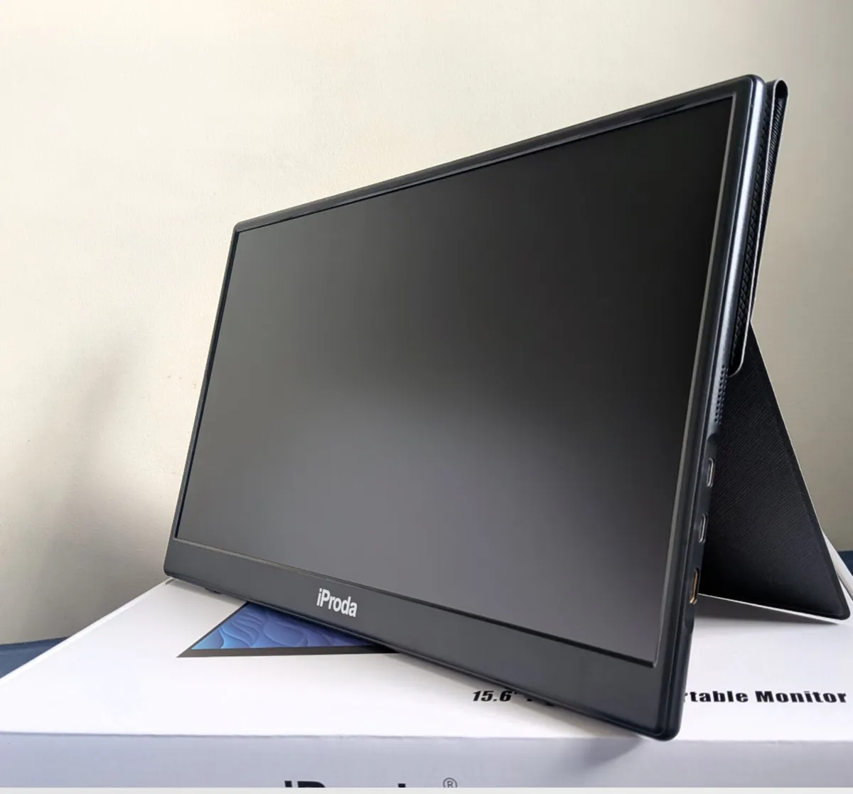 15.6" Portable Monitor - thin - sleeve -price firm - Image 3