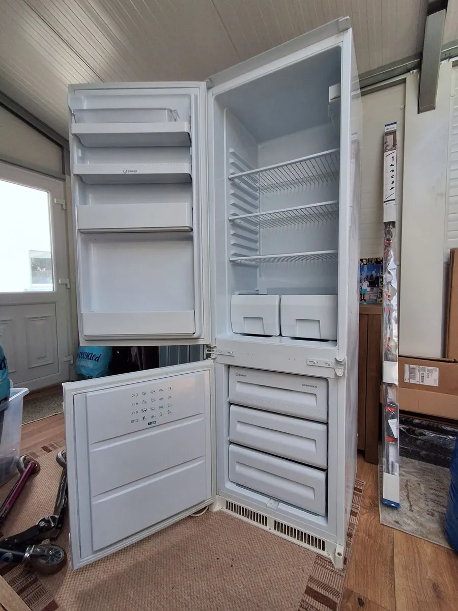 Kitchen fridge - Image 4