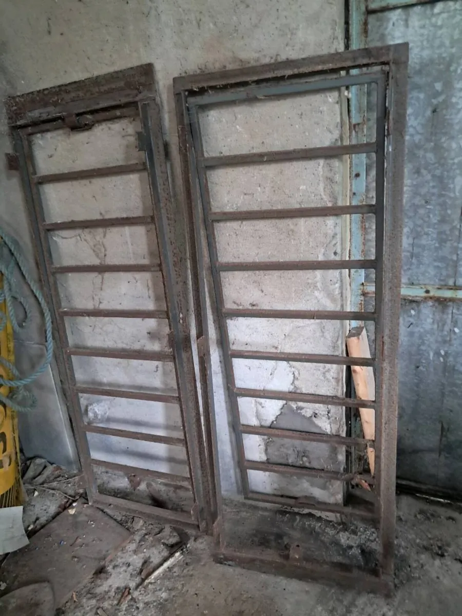 2 iron grids - Image 2