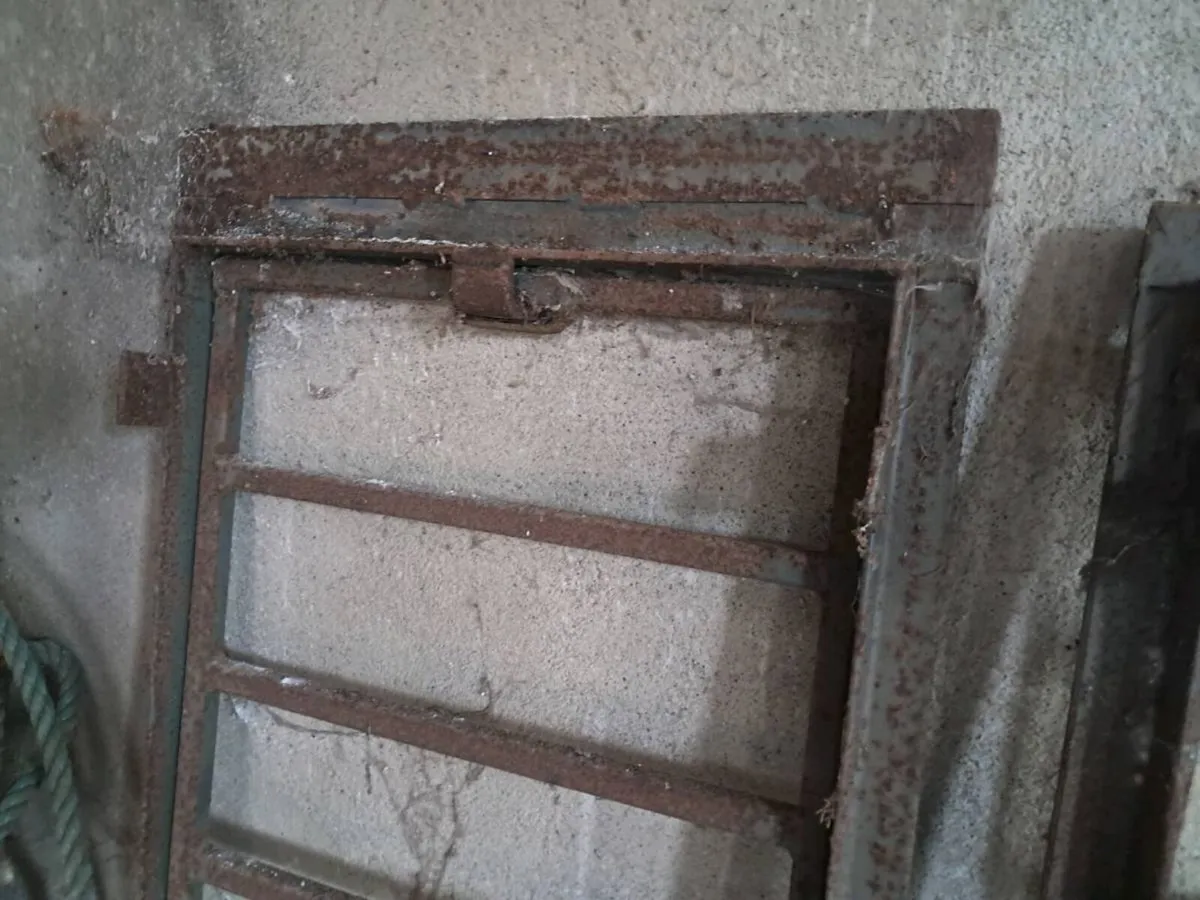2 iron grids - Image 3