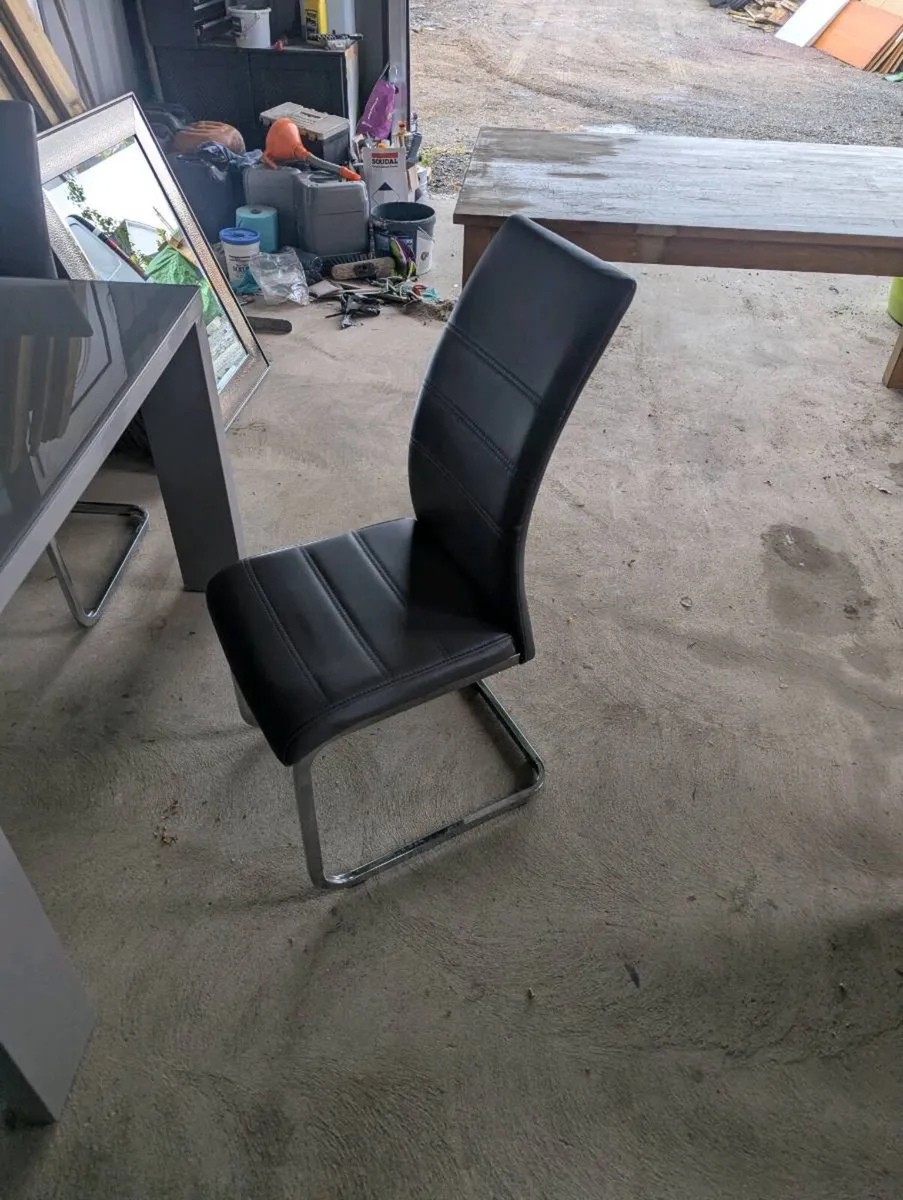 Table and chairs - Image 2