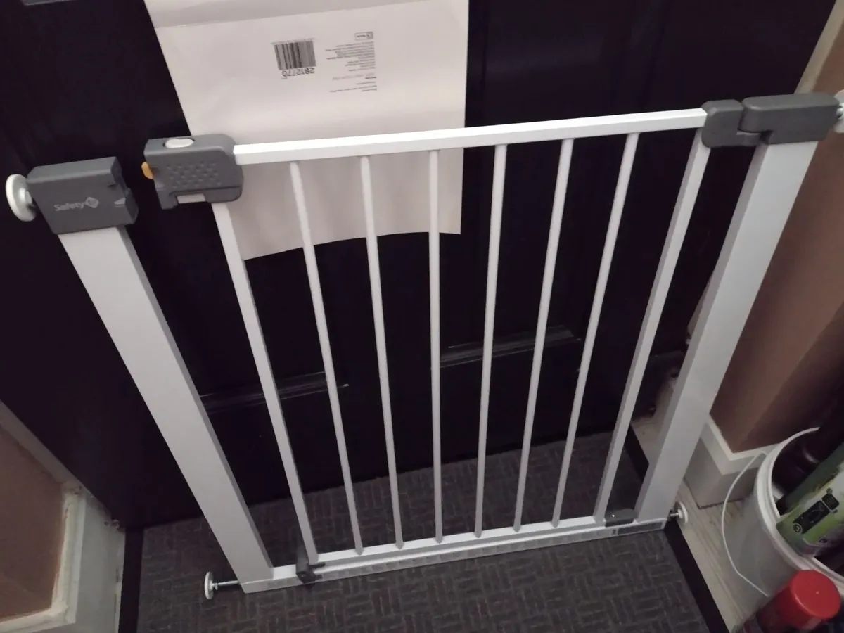 New Safety 1st stair gate With tension bolts - Image 3