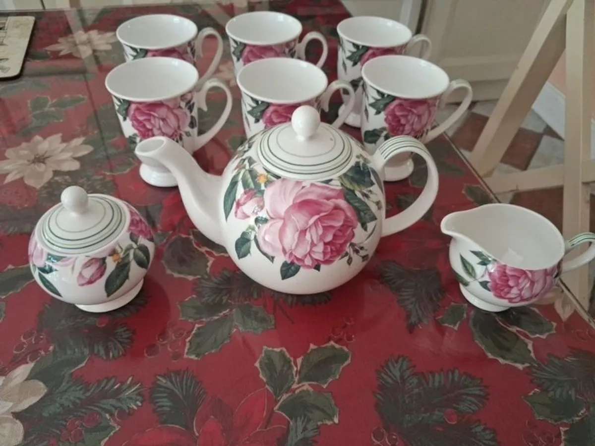 Newbridge Rose Collection Tea set and 6 cups - Image 1