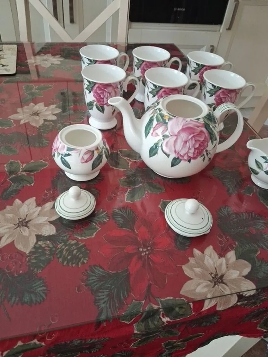 Newbridge Rose Collection Tea set and 6 cups - Image 3