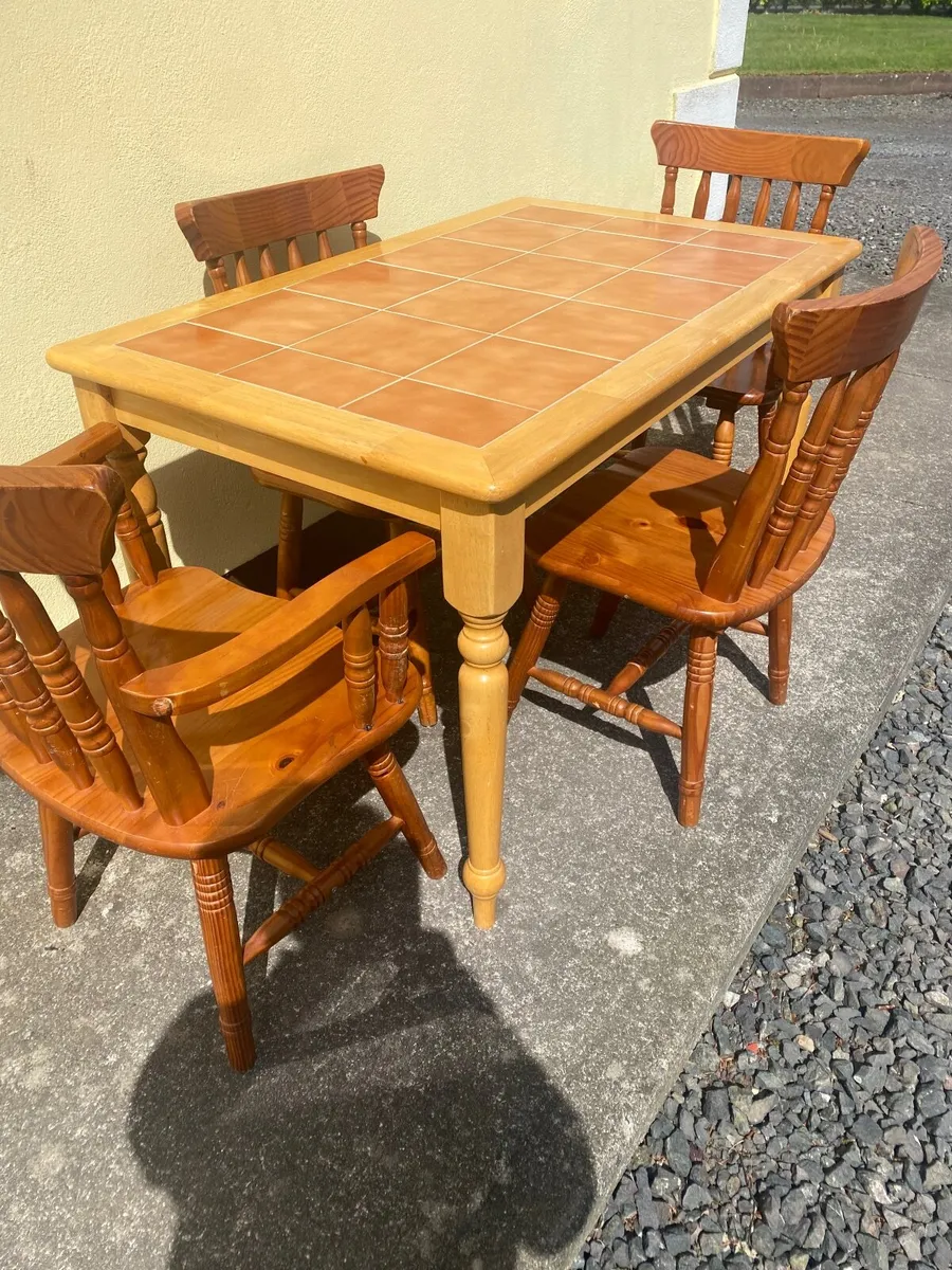 Kitchen table and chairs - Image 1