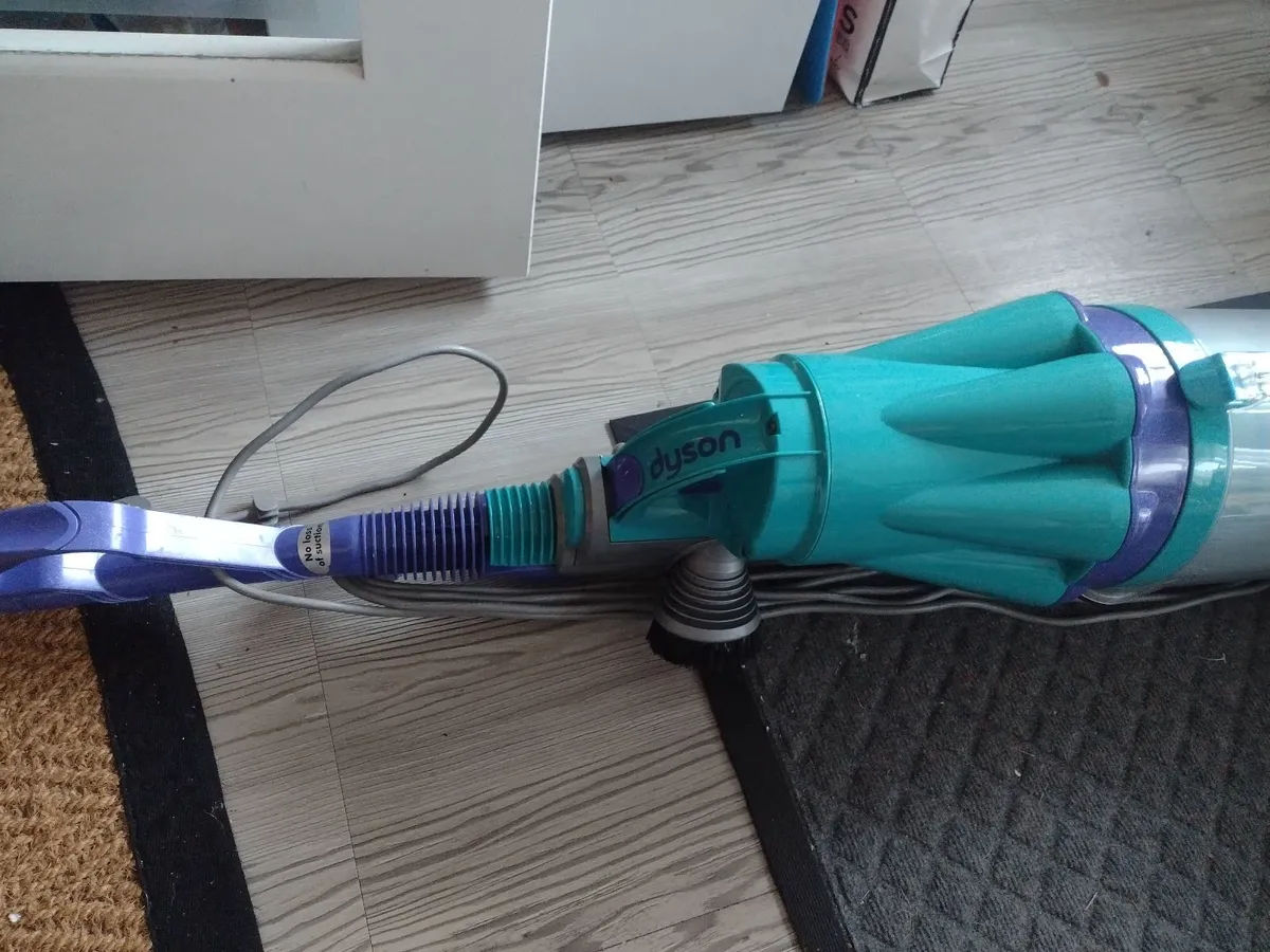 Dyson DC07 allergy upright vacuum cleaner - Image 3
