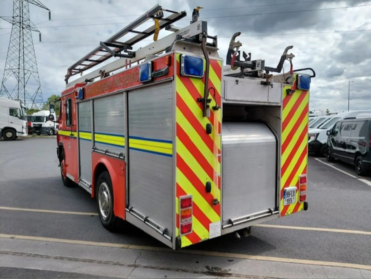 MERCEDES 1124 FIRE ENGINE - Image 2