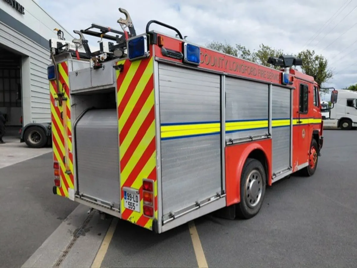 MERCEDES 1124 FIRE ENGINE - Image 3