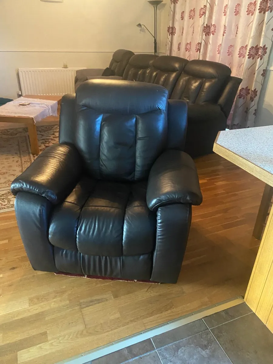 3 seater leather couch and 2 recliner armchairs - Image 2
