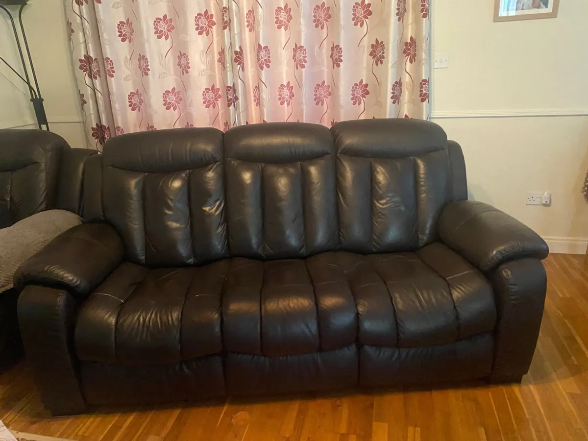 3 seater leather couch and 2 recliner armchairs - Image 3