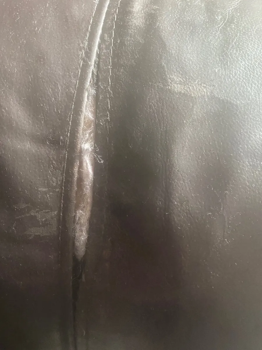 3 seater leather couch and 2 recliner armchairs - Image 4