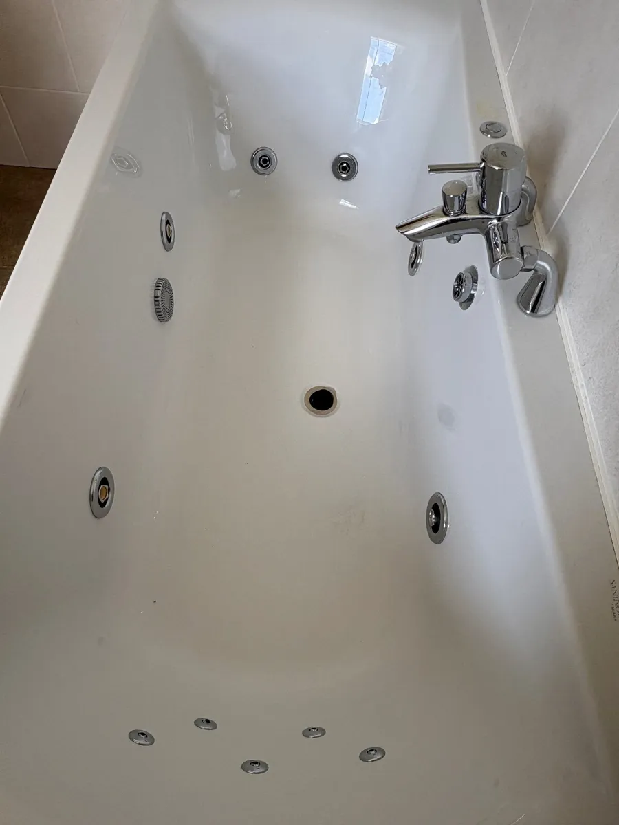 Jacuzzi bath - Image 1