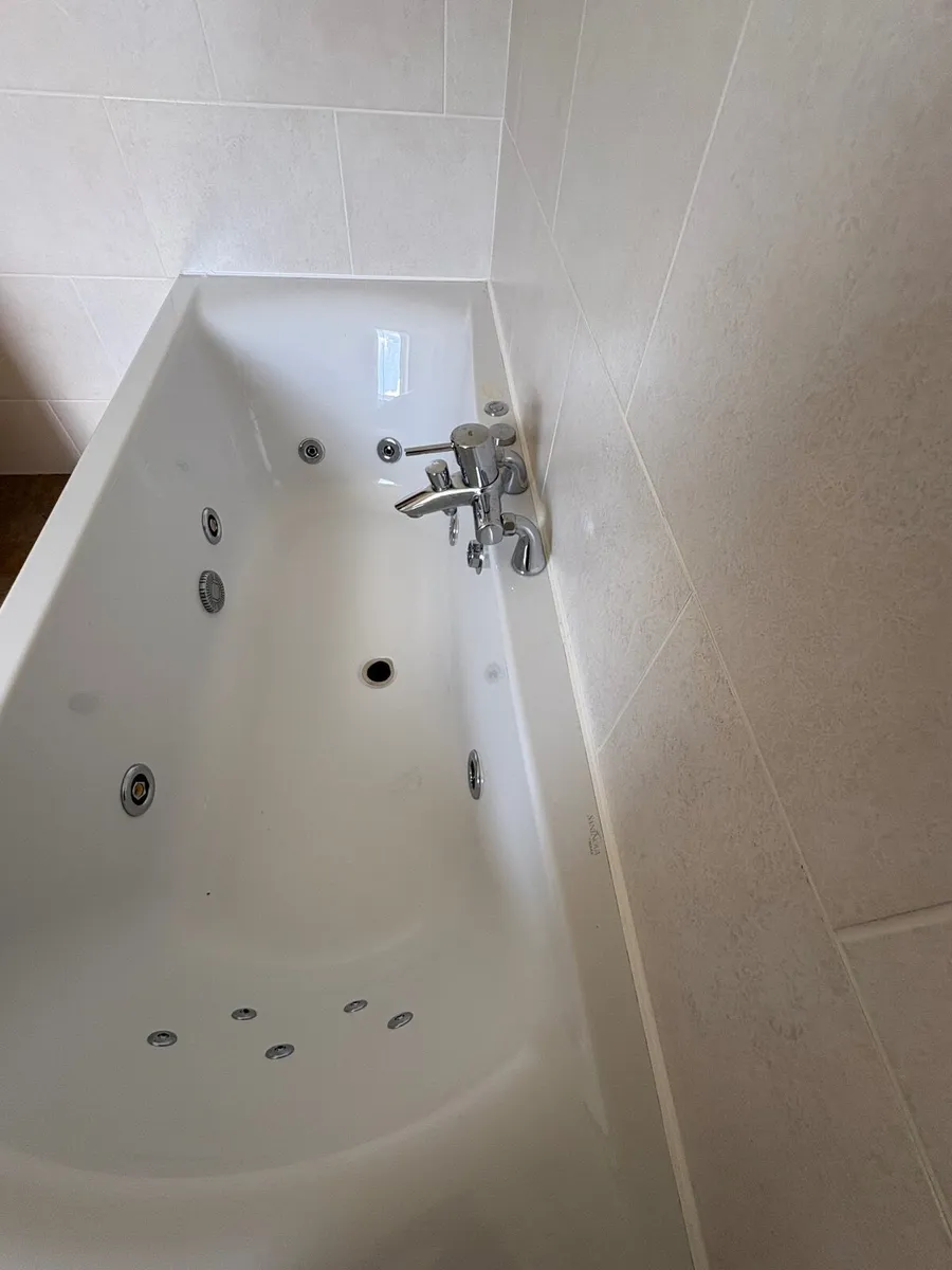 Jacuzzi bath - Image 2