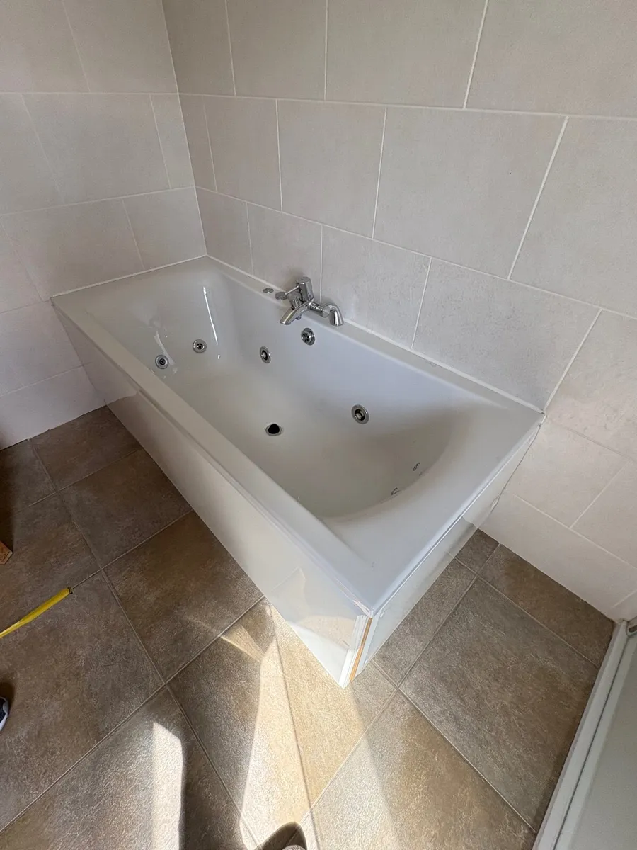 Jacuzzi bath - Image 4