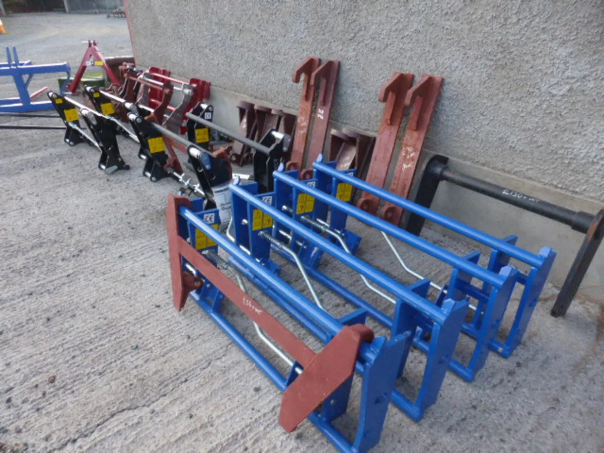 Euro 8 Hitch Loader Head Stock Adaptor - Image 1