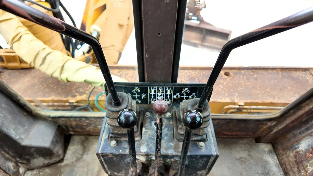 MF50D 2WD DIGGER, 3900 HRS - Image 2