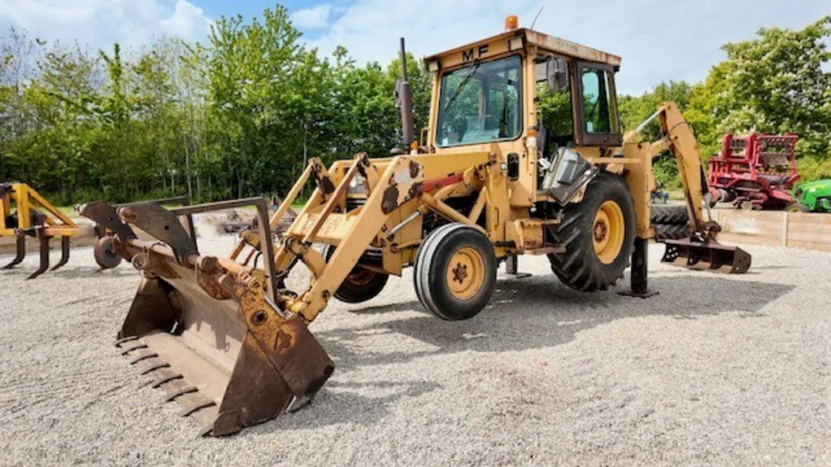 MF50D 2WD DIGGER, 3900 HRS - Image 1