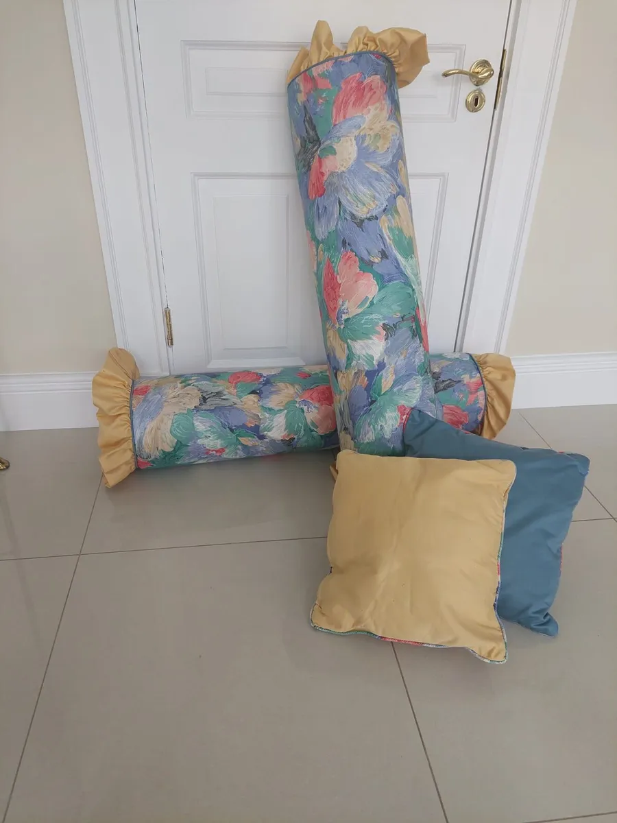 Headboard, curtains, cushions & single bedspreads - Image 2