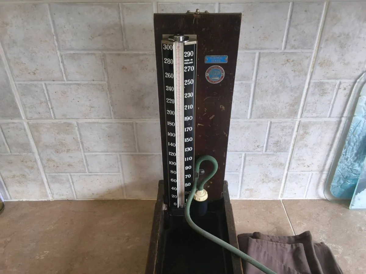 ANTIQUE  BLOOD  MONITOR. - Image 1