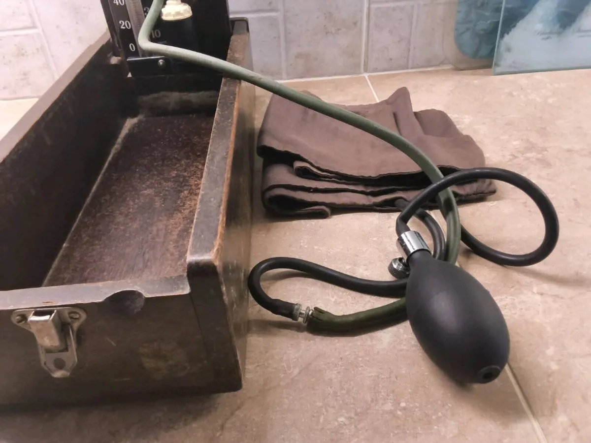 ANTIQUE  BLOOD  MONITOR. - Image 2