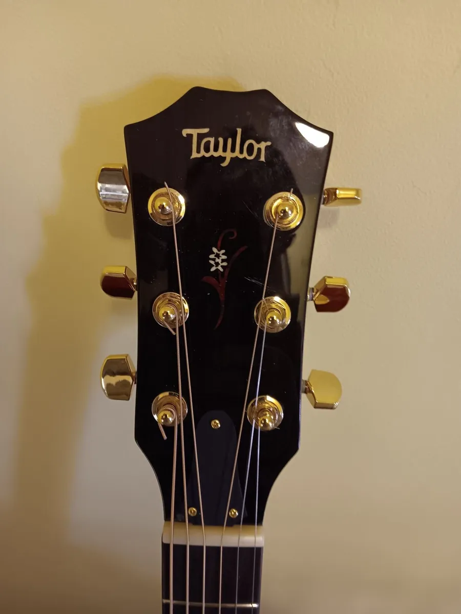 guitar - Image 1
