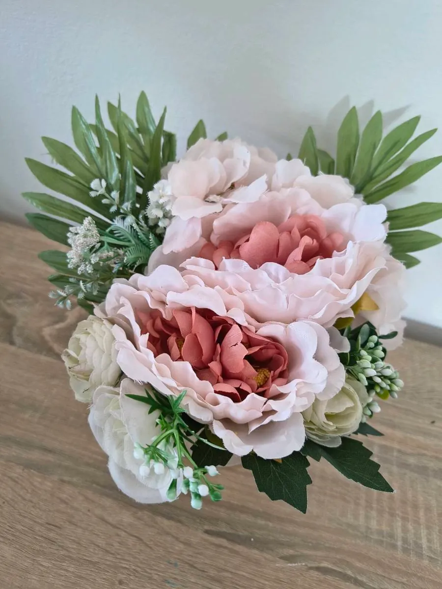Artificial flower arrangement - Image 1
