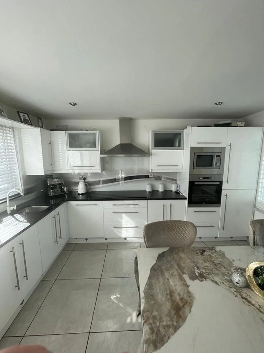 fitted kitchen - Image 3