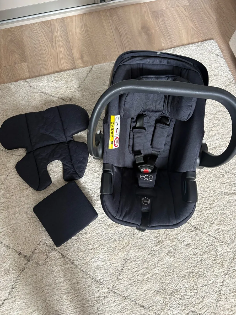 Egg car seat + Isofix base - Image 1