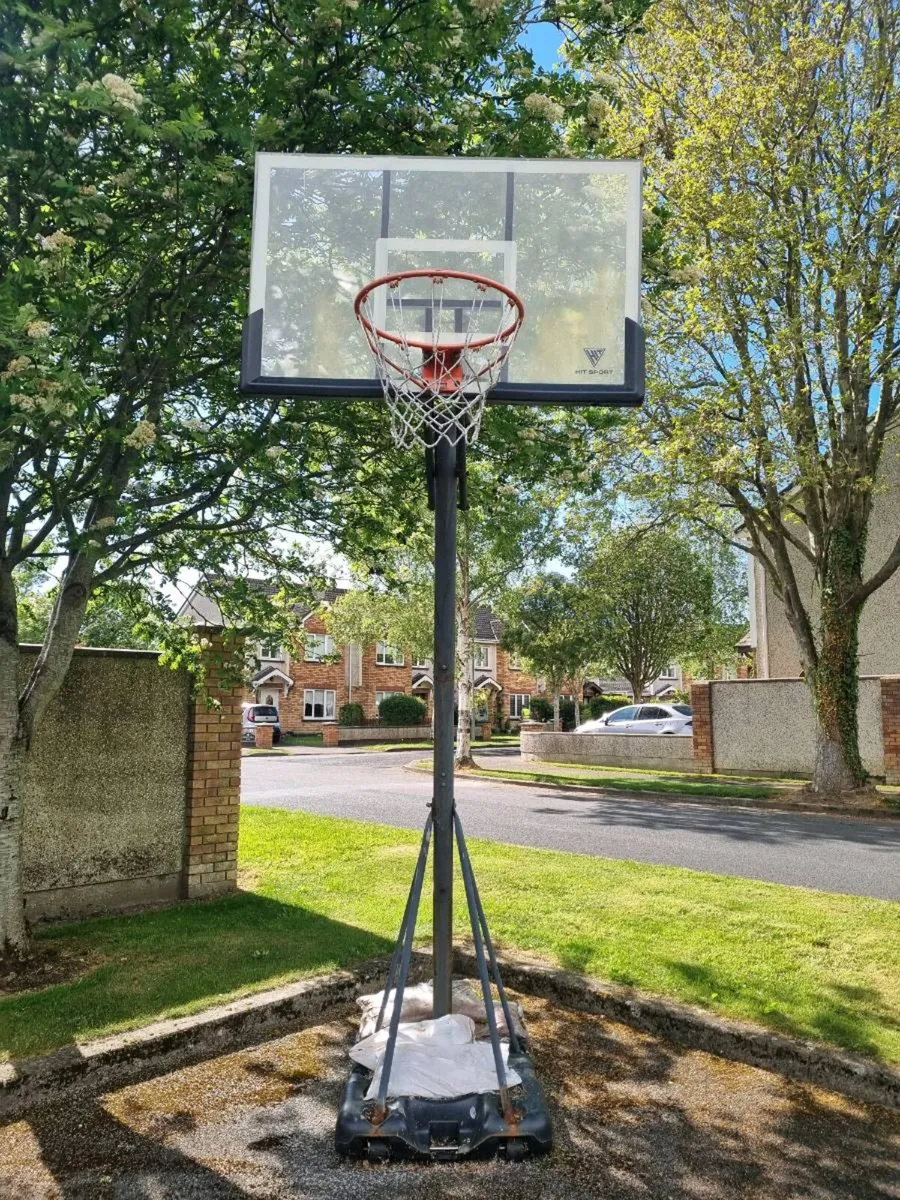 Basketball net and stand - Image 1