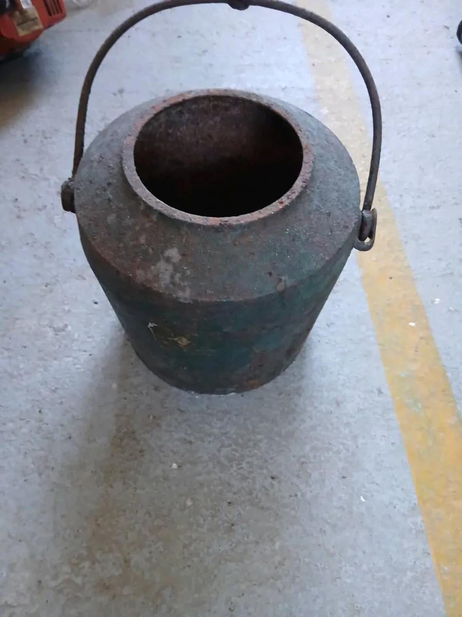 Old pot - Image 1