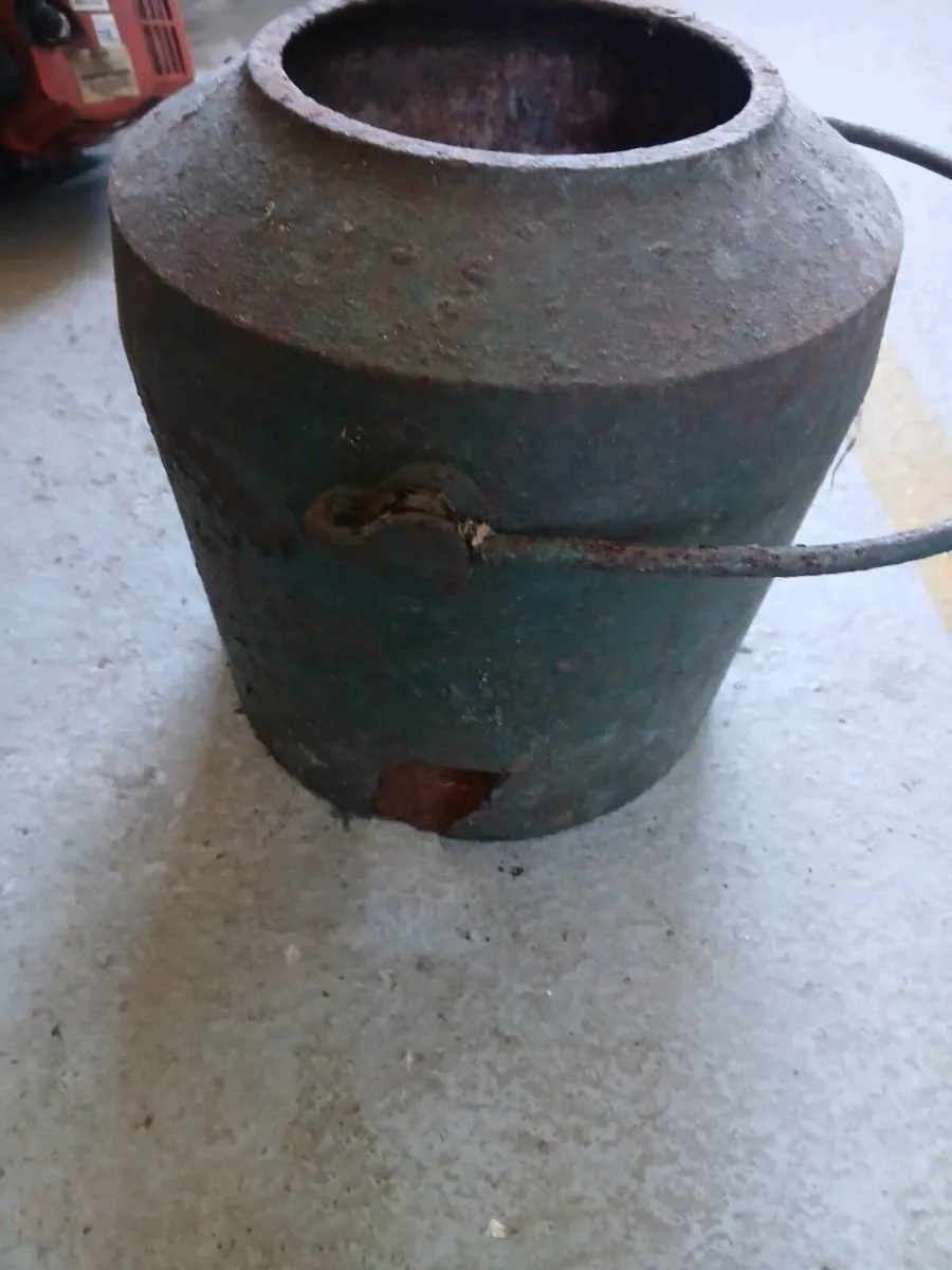 Old pot - Image 2