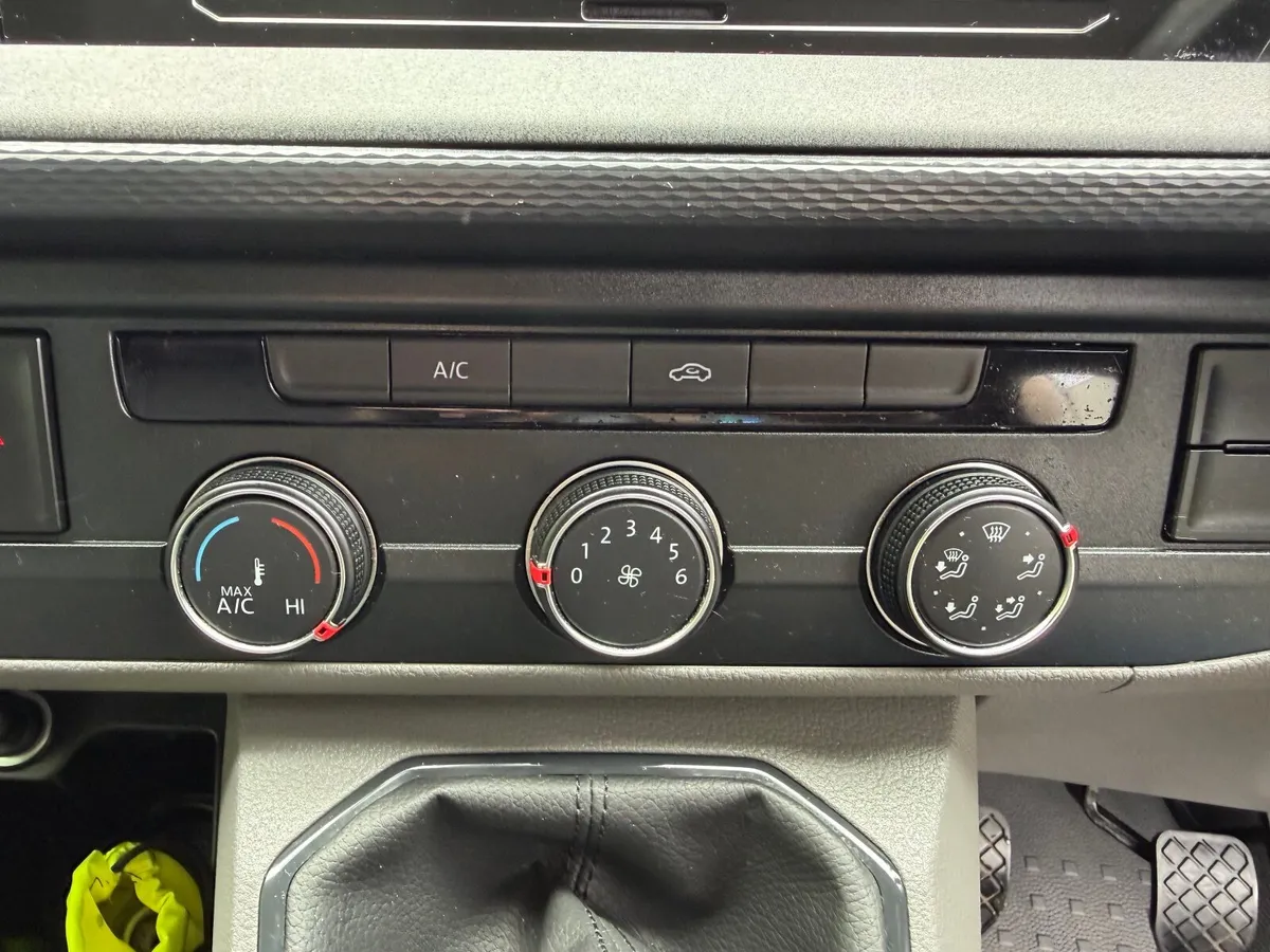 Volkswagen Transporter 2024 Highline Zero VAT * - Image 3