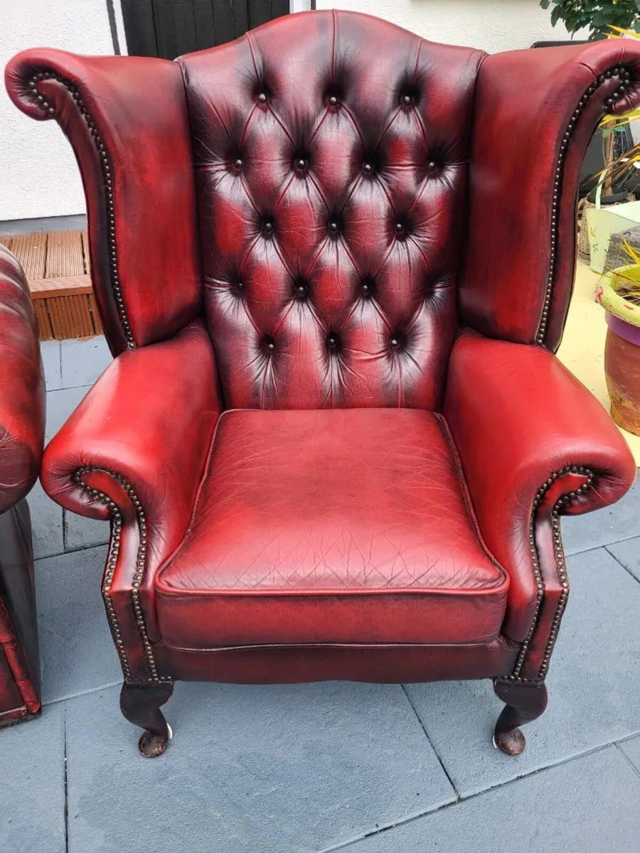 Lovely oxblood Chesterfield Suite - Image 4