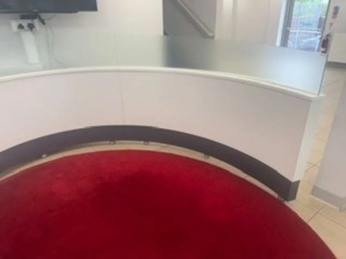 Conference Pod with thick red excellent condition - Image 3