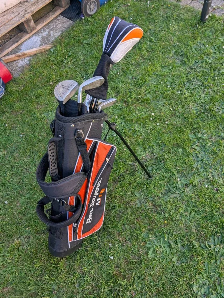 Lovely junior set of Golf clubs 9 under - Image 1