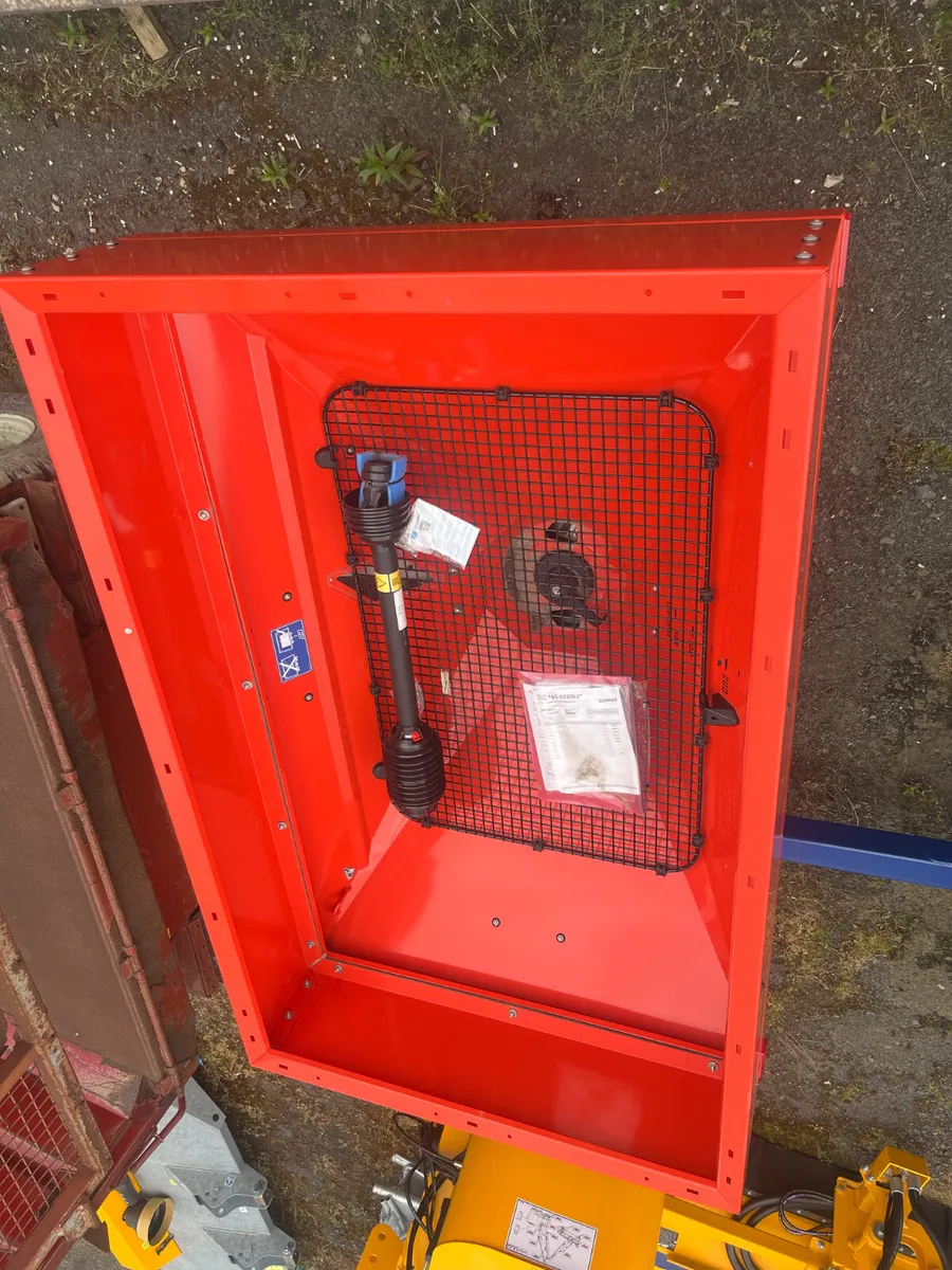 New Kuhn 18-2 MDS Shop Soiled Sower - Image 3