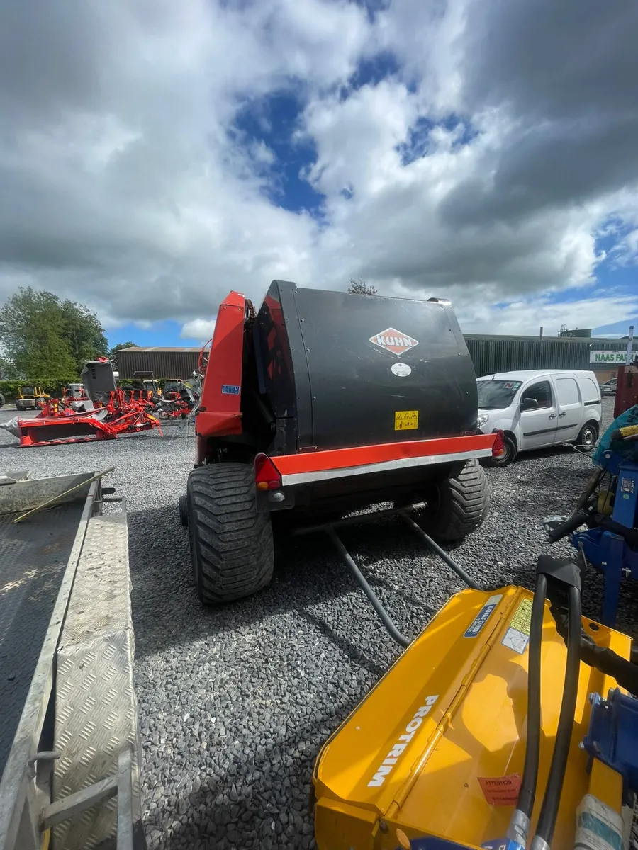 Kuhn 2135 Baler - Image 4