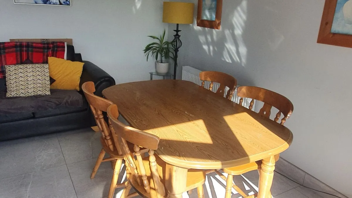 Table and 4 chairs - Image 1