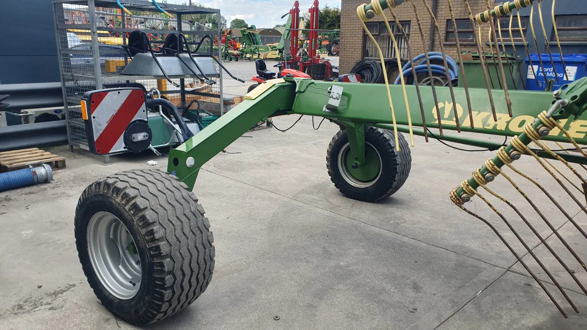 Year 2023 Krone TC880 Plus Rake - Image 4