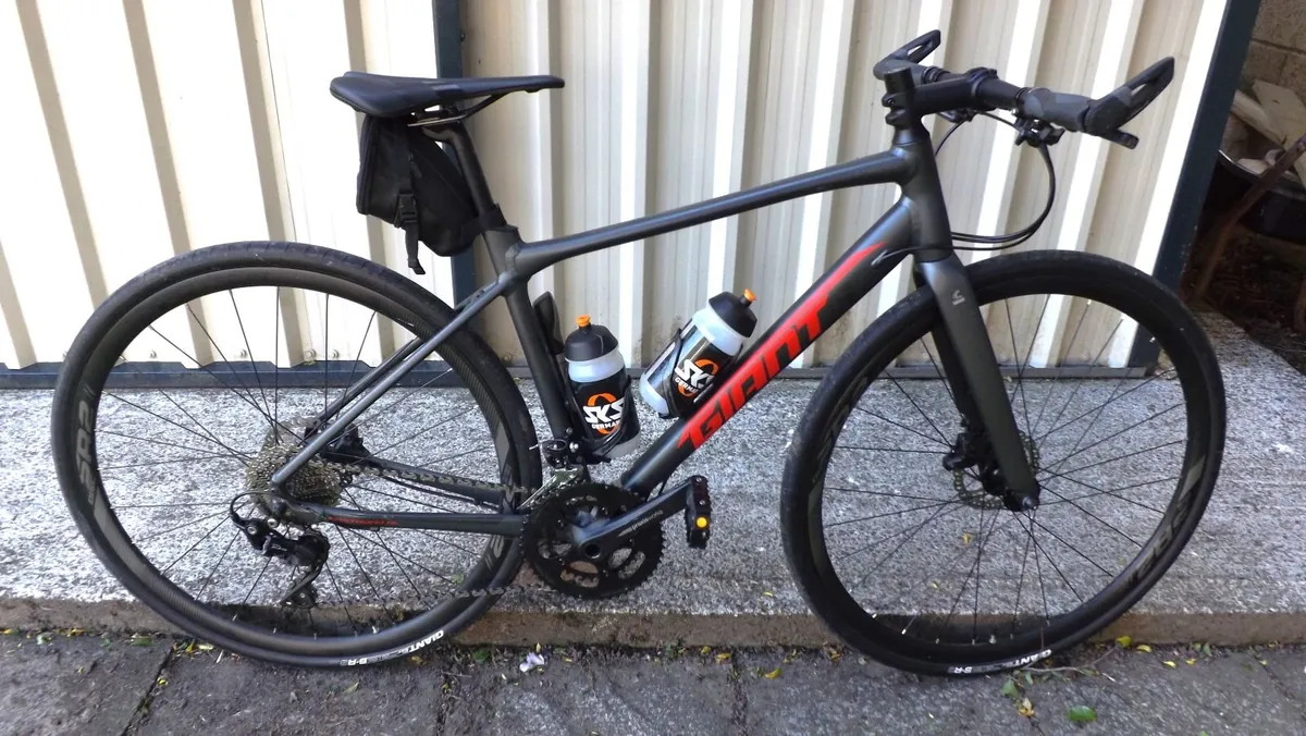 Giant FastRoad SL 1 Flat Bar Road Bike - Image 3